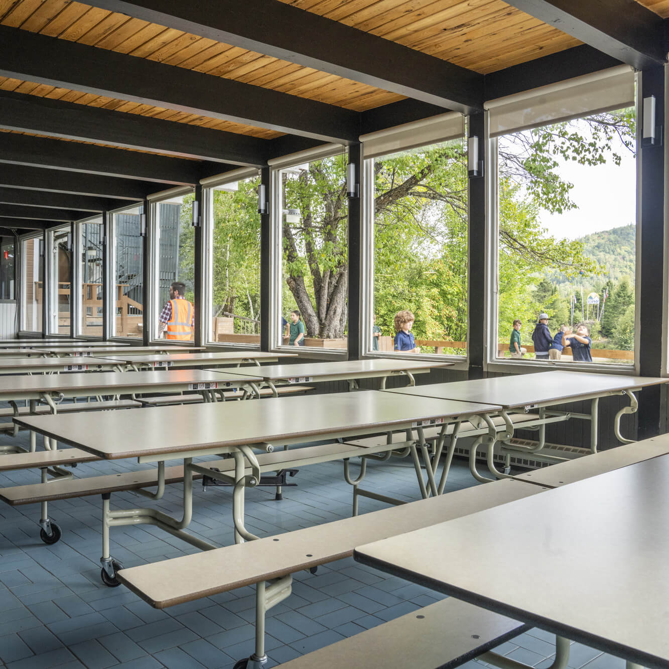 ecole-privee-college-laurentien-cafeteria-grande-fenetre